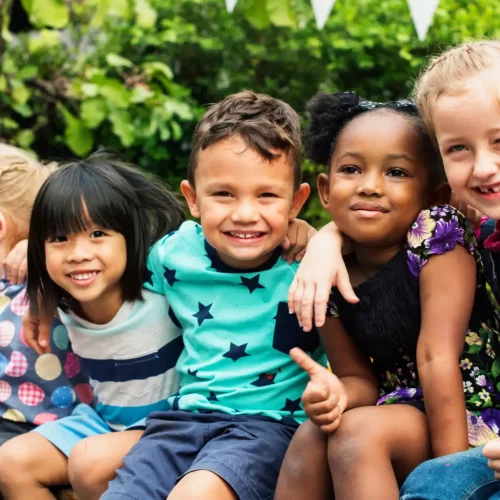 group-of-kindergarten-kids-friends-arm-around-sitt